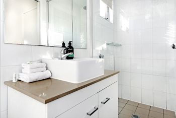 Broabdeach Sleek & Stylish Living - Hervey Bay Accommodation 4