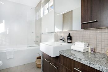 Broabdeach Sleek & Stylish Living - Hervey Bay Accommodation 2