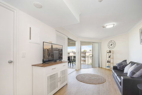 Alex Beach Resort 412 - Hervey Bay Accommodation 1