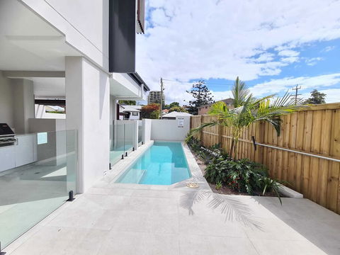 Modern 2 BR With Private Pool & Garden - Hervey Bay Accommodation 2
