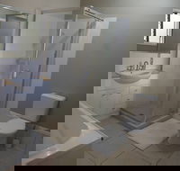 Queen Room With Airport Transfers Or Car Rental - Tourism Hervey Bay