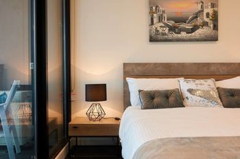 Stunning Harbour & City View Loft - Tourism Hervey Bay 4