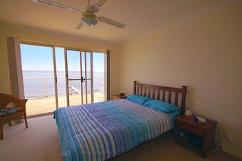 Luxury Waterfront House - Tourism Hervey Bay 4