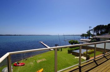 Luxury Waterfront House - Tourism Hervey Bay 5
