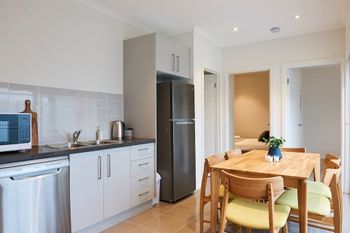 Open & Flowy 1 Bedroom Apartment In Chadstone - Hervey Bay Accommodation 2