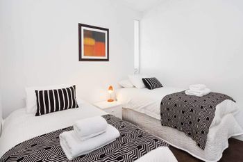 Executive Bay Views St. Kilda - Hervey Bay Accommodation 4