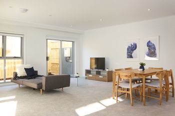 Spacious & Bright 1 Bedroom Apartment - Hervey Bay Accommodation 0