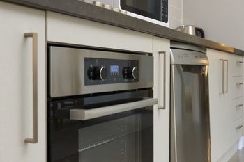Spacious & Bright 1 Bedroom Apartment - Hervey Bay Accommodation 3