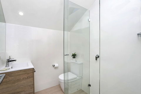 Private Garden Apartment Minutes Walk To Station NBN01 - Hervey Bay Accommodation 3