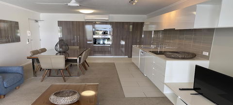 Airtrip Apartments On Carlyle St. Mackay - Hervey Bay Accommodation 3