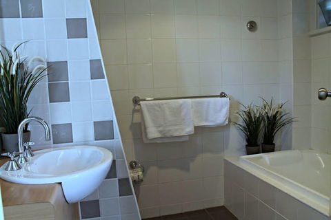 Adelaide DressCircle Apartments - Ward St - Hervey Bay Accommodation 0