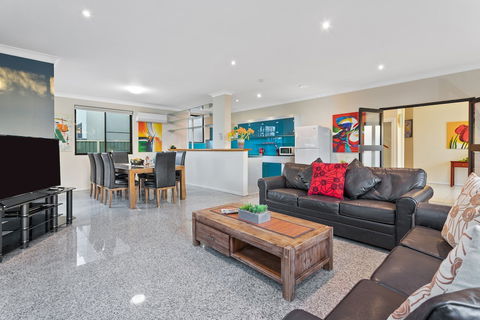 Villa De Marseilles - Melbourne - Hervey Bay Accommodation 4