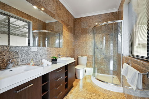 Villa De Marseilles - Melbourne - Hervey Bay Accommodation 2