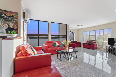 Villa De Marseilles - Melbourne - Hervey Bay Accommodation 5