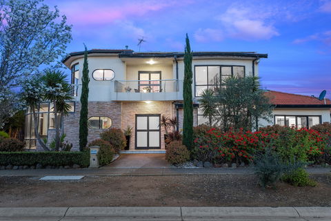 Villa De Marseilles - Melbourne - Hervey Bay Accommodation 0