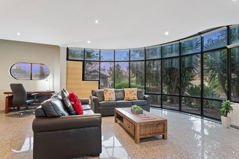 Villa De Marseilles - Melbourne - Hervey Bay Accommodation 3