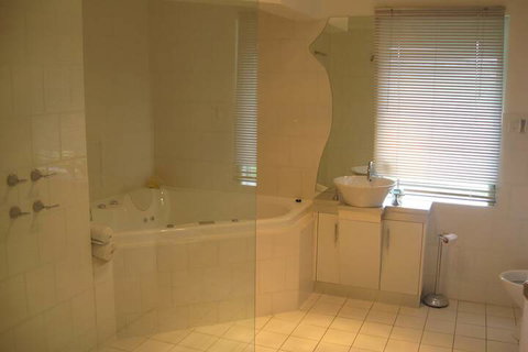 Under The Vines - Hervey Bay Accommodation 3