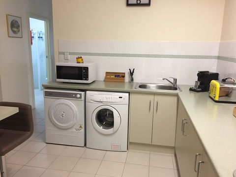 Lyreen's Apartment B&B - Tourism Hervey Bay 5