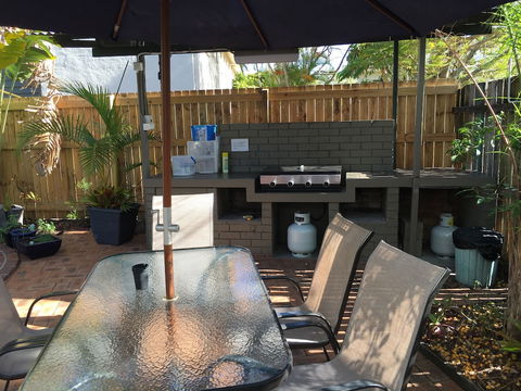 Coconut Palms On The Bay - Hervey Bay Accommodation 0