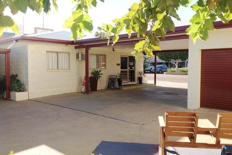 Longreach Motel - Hervey Bay Accommodation 3