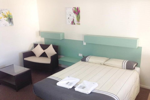 Longreach Motel - Hervey Bay Accommodation 6