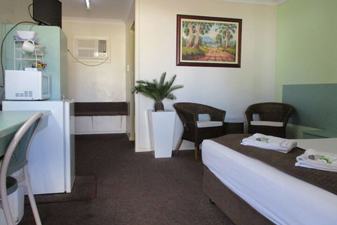 Longreach Motel - Hervey Bay Accommodation 7