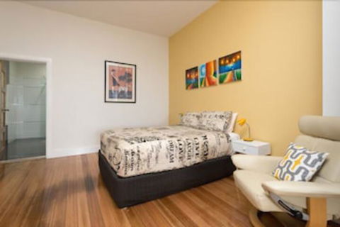 Penguin Waterfront Escape - Hervey Bay Accommodation 3