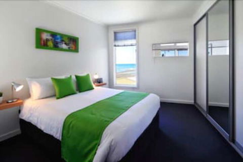 Penguin Waterfront Escape - Hervey Bay Accommodation 4