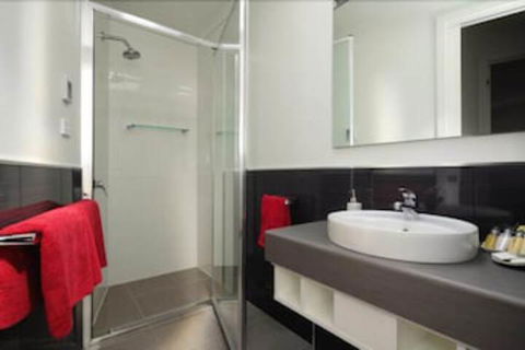 Penguin Waterfront Escape - Hervey Bay Accommodation 5