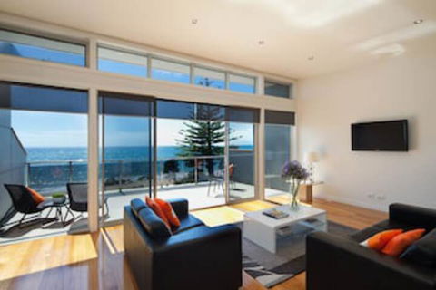Penguin Waterfront Escape - Hervey Bay Accommodation 0