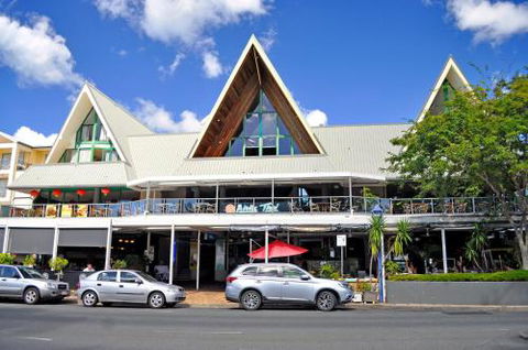 Airlie Waterfront Accommodation - Tourism Hervey Bay 0