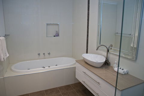 Yarra Glen Racecourse Apartments - Tourism Hervey Bay 4