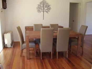 Yarra Glen Racecourse Apartments - Tourism Hervey Bay 3