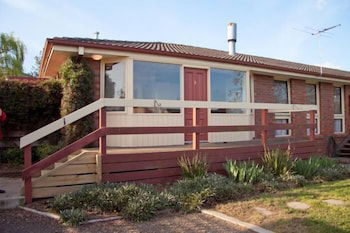 Yarra Glen Racecourse Apartments - Tourism Hervey Bay 0