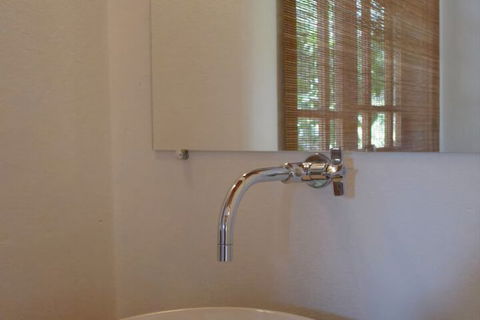 Emaroo Hotel Port Hughes - Hervey Bay Accommodation 4
