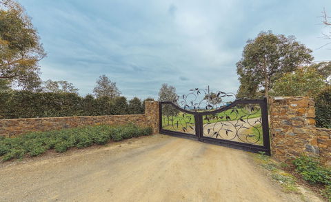 Outlook Hill Vineyard Cottages - Hervey Bay Accommodation 0