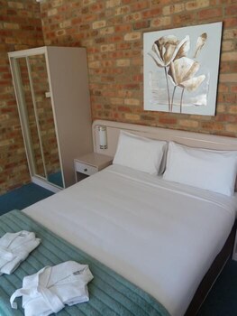 Mollymook Surfbeach Motel And Apartments - Hervey Bay Accommodation 6