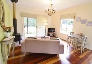 Apple Tree Cottage & Studio - Hervey Bay Accommodation 6