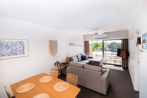 Mollymook Seascape Motel & Apartments - Hervey Bay Accommodation 6