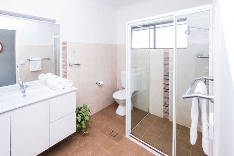 Mollymook Seascape Motel & Apartments - Hervey Bay Accommodation 5