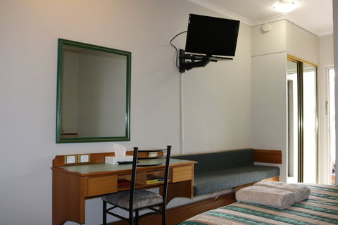 The Hermitage Motel - Hervey Bay Accommodation 4