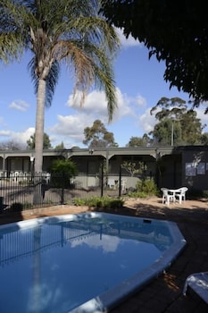 The Hermitage Motel - Hervey Bay Accommodation 1