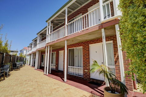 The Jetty Resort - Tourism Hervey Bay 1