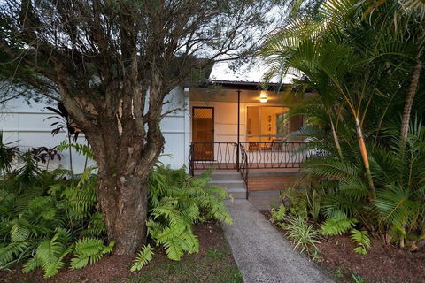 Ron's Beach House - Tourism Hervey Bay 0