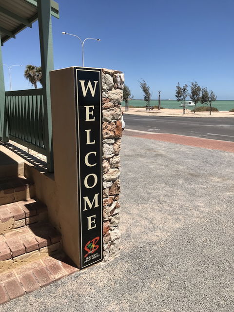 Shark Bay Seafront Apartments - Hervey Bay Accommodation 3