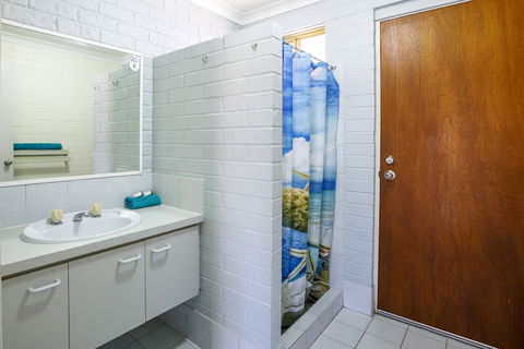 Shark Bay Seafront Apartments - Hervey Bay Accommodation 4