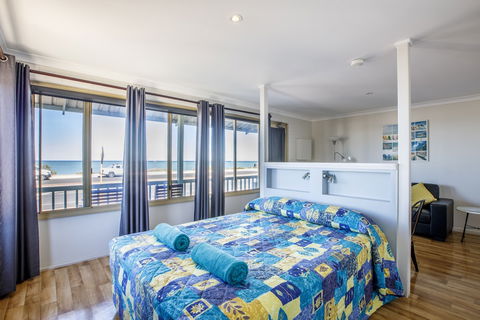 Shark Bay Seafront Apartments - Hervey Bay Accommodation 6