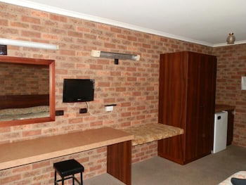 Woomargama Village Hotel Motel - Hervey Bay Accommodation 4