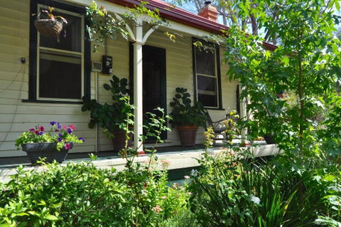 Sinnamons Cottage - Hervey Bay Accommodation 1