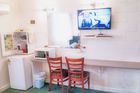 A & A Lodge Motel Emerald - Hervey Bay Accommodation 6